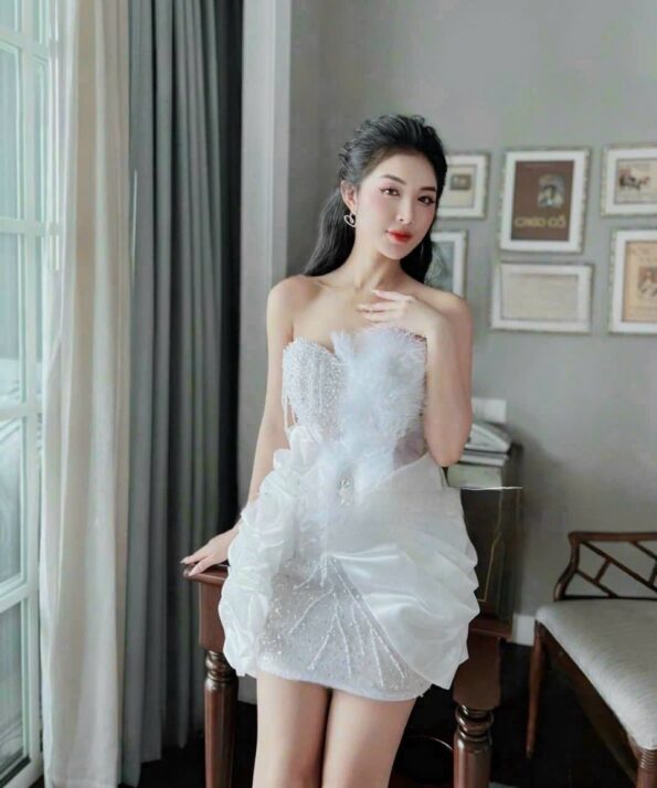 Váy Ngắn Kim Sa Phối Lông Vũ Trắng 01