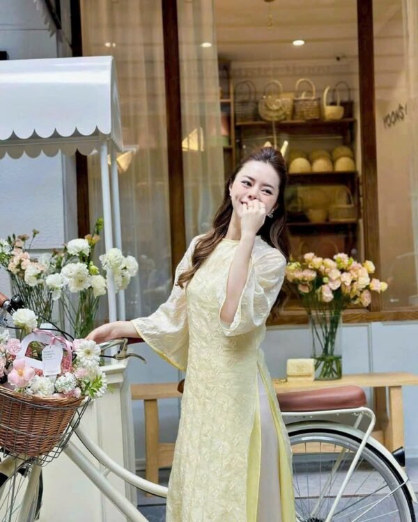 Cho Thuê Áo Dài Hoa Nổi Viền Ngọc Trai Vàng