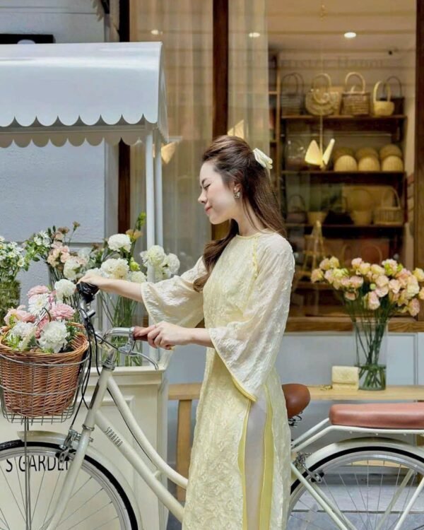 Cho Thuê Áo Dài Hoa Nổi Viền Ngọc Trai Vàng