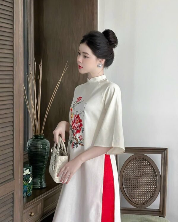 Cho Thuê Áo Dài Thêu Mẫu Đơn Trắng Quần Đỏ