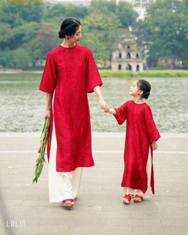 Cho Thuê Áo Dài Cổ Tròn Hoa Chìm Đỏ