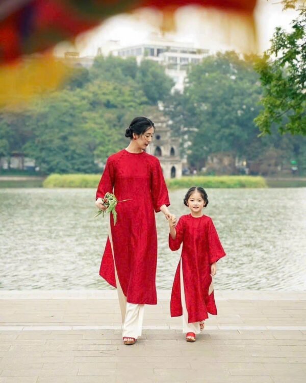 Cho Thuê Áo Dài Cổ Tròn Hoa Chìm Đỏ