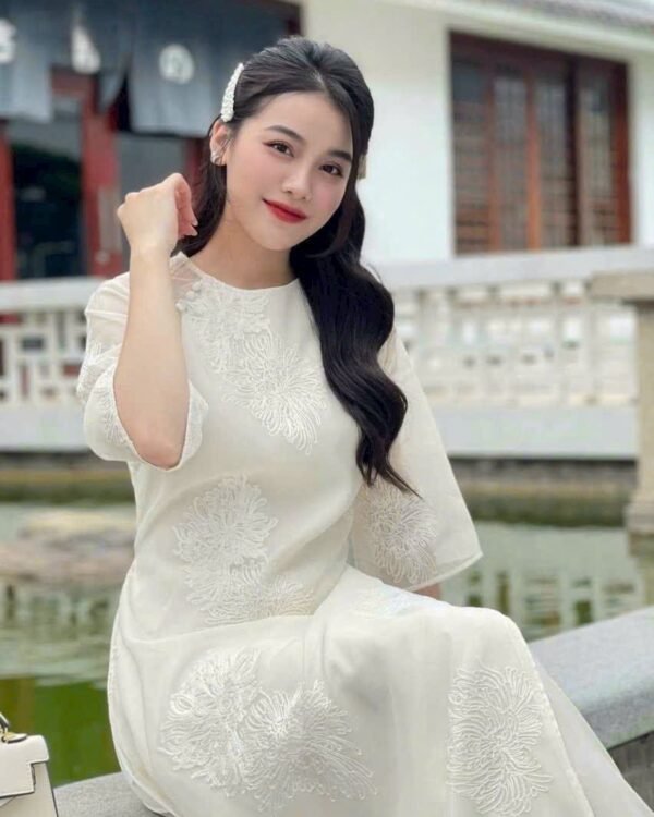 Cho Thuê Áo Dài Thêu Hoa Chìm Trắng