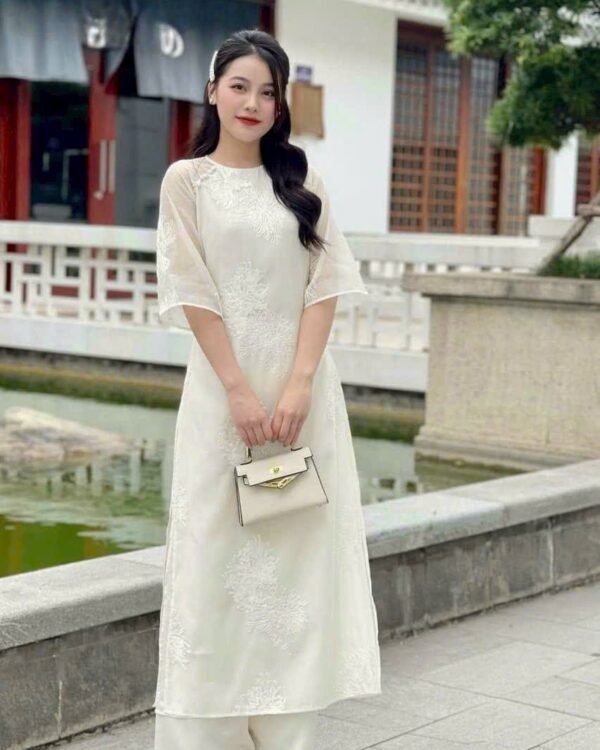 Cho Thuê Áo Dài Thêu Hoa Chìm Trắng