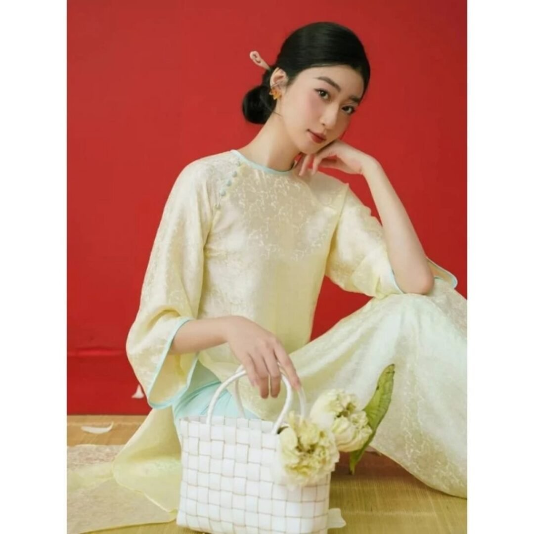 Áo Dài Cổ Tròn Hoa Chìm Vàng