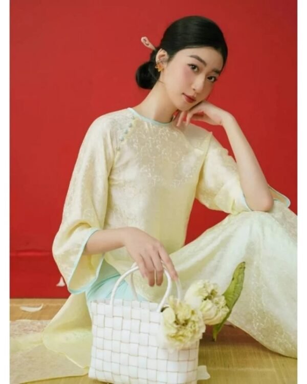 Cho Thuê Áo Dài Cổ Tròn Hoa Chìm Vàng
