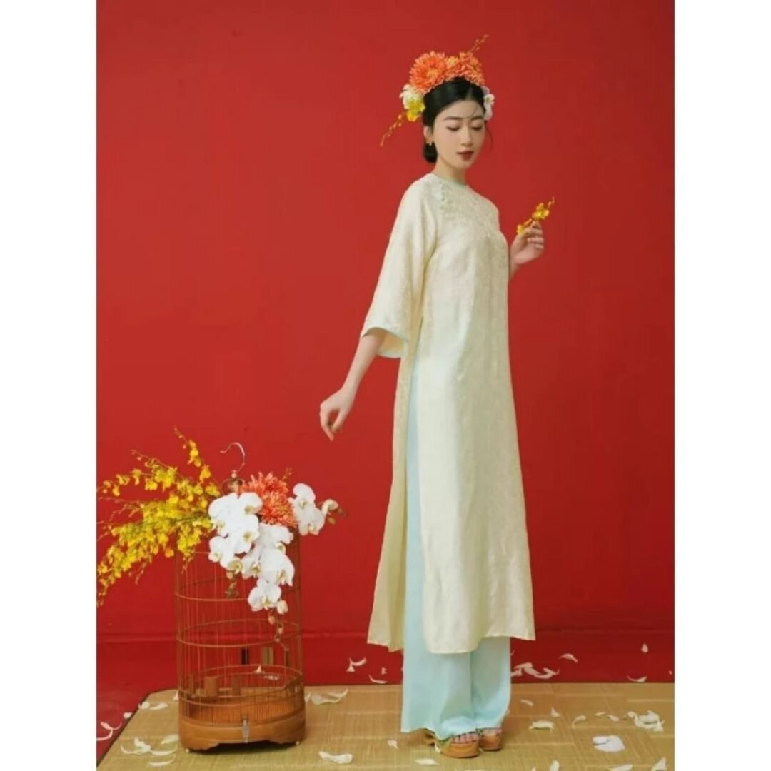 Áo Dài Cổ Tròn Hoa Chìm Vàng 01