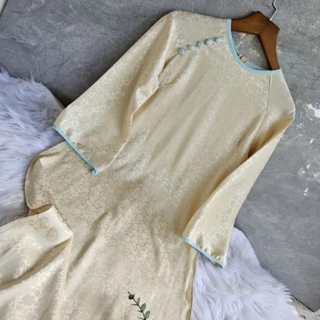 Áo Dài Cổ Tròn Hoa Chìm Vàng 03