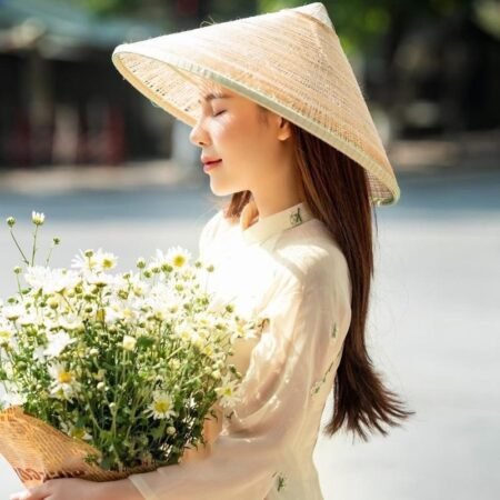 Cho Thuê Áo Dài Voan Thêu Hoa Xanh Kem
