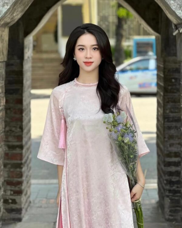 Cho Thuê Áo Dài Hoa Chìm Cổ Tròn Tua Rua Hồng