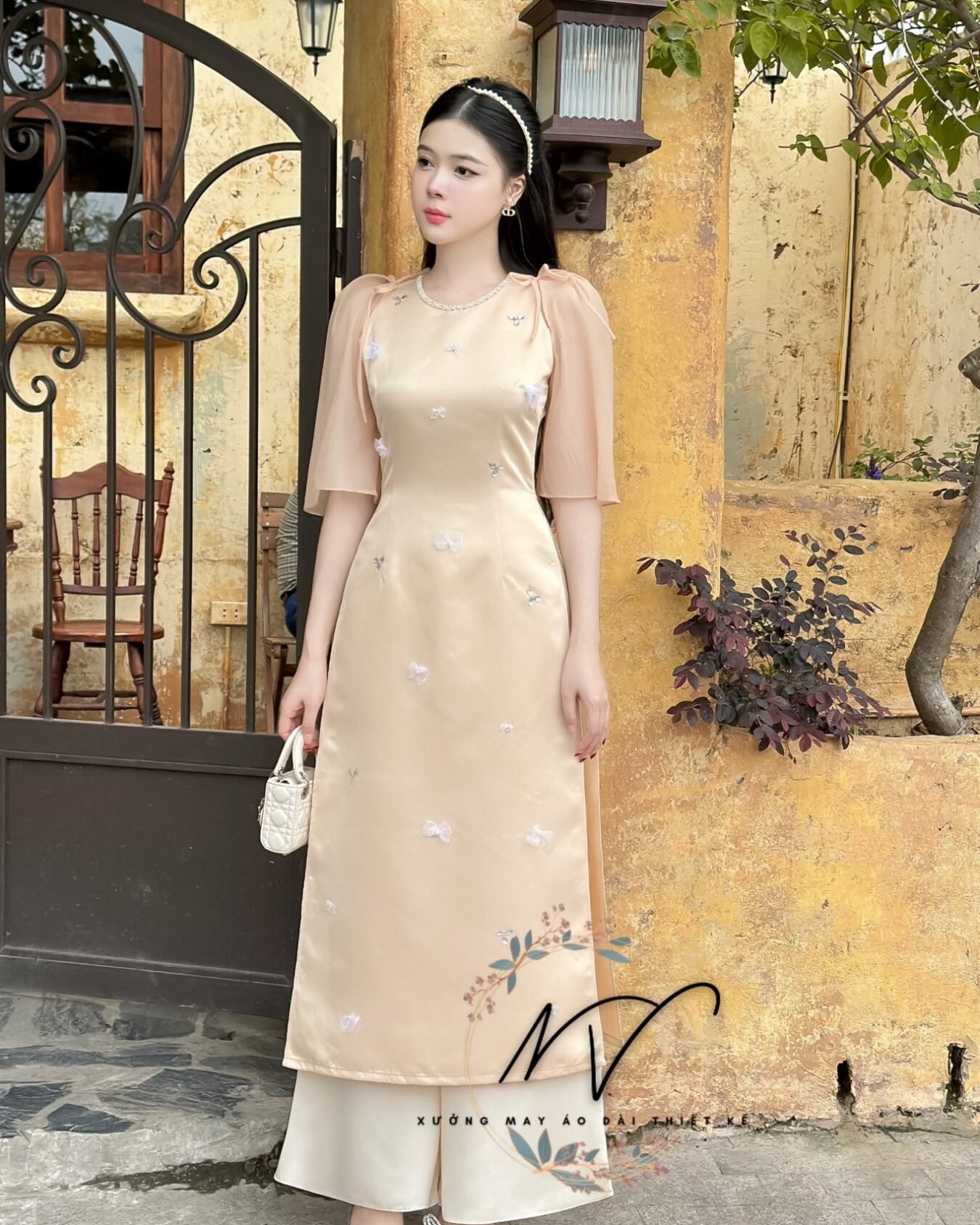 Cho Thuê Áo Dài Cổ Tròn Ngọc Trai Đính Hoa Vàng