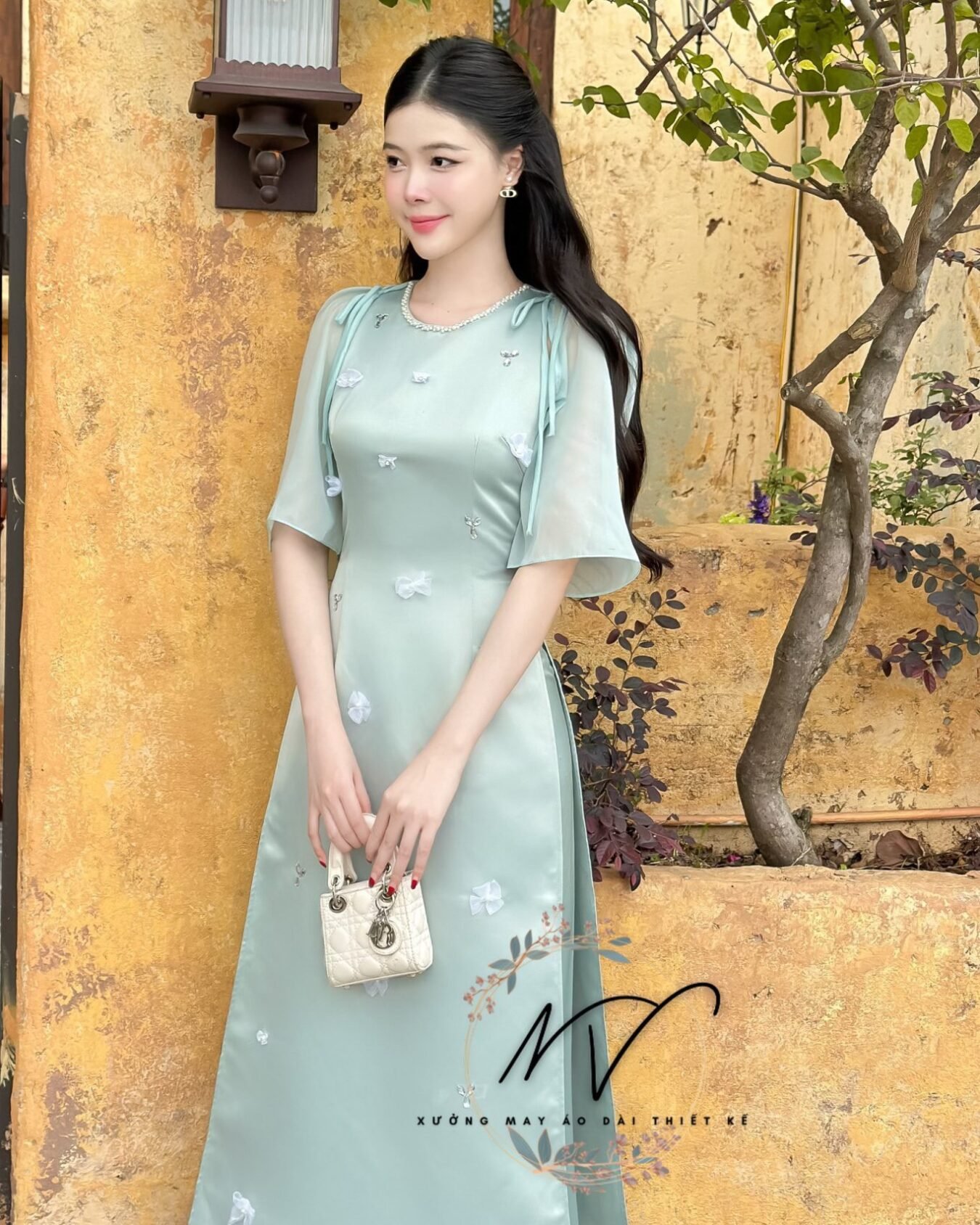 Cho Thuê Áo Dài Cổ Tròn Ngọc Trai Đính Hoa Xanh