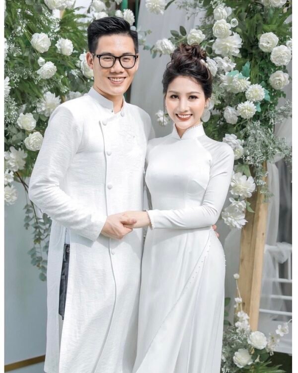 Cho Thuê Áo Dài Truyền Thống Viền Ngọc Trai Trắng