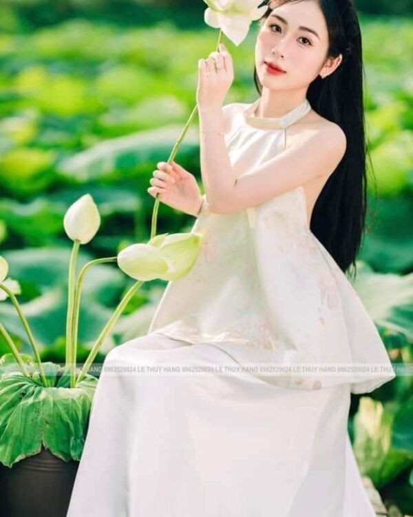Cho Thuê Set Yếm Gấm Hoa Nổi Kem Váy Trắng