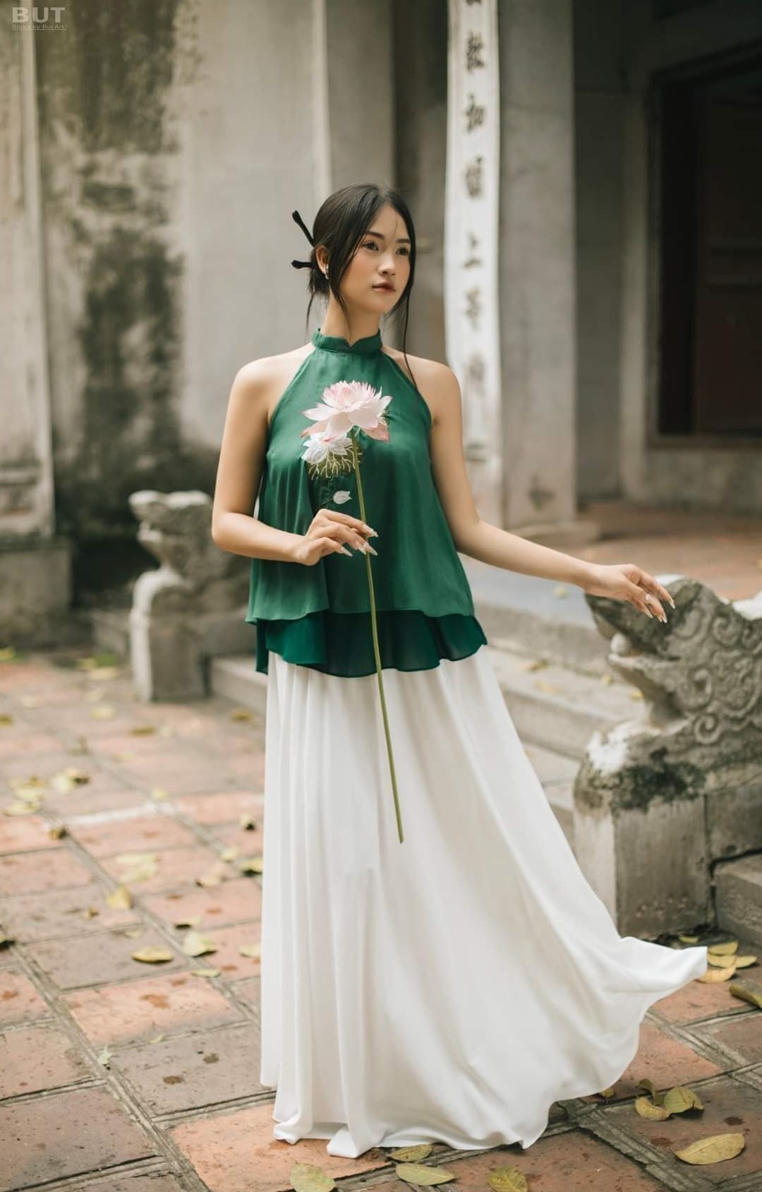 Cho Thuê Set Yếm Thêu Sen Ngực Xanh