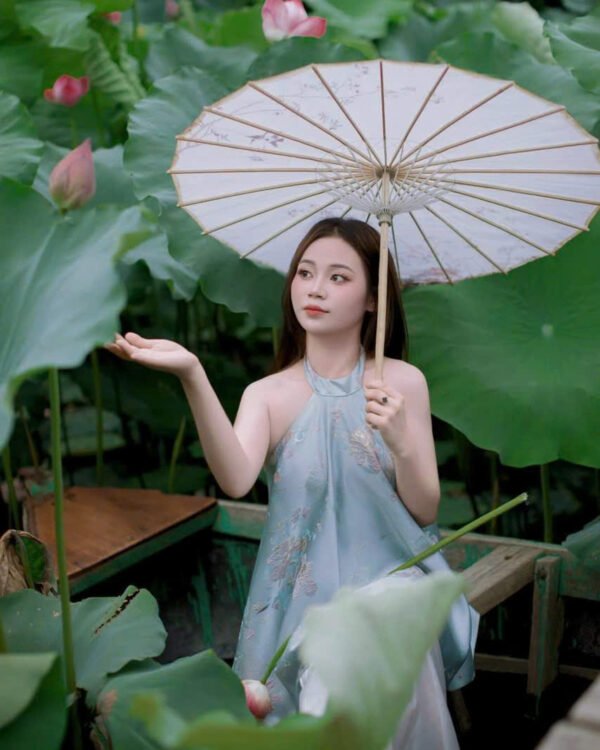 Cho Thuê Set Yếm Gấm Hoa Nổi Xanh Nhạt Váy Trắng