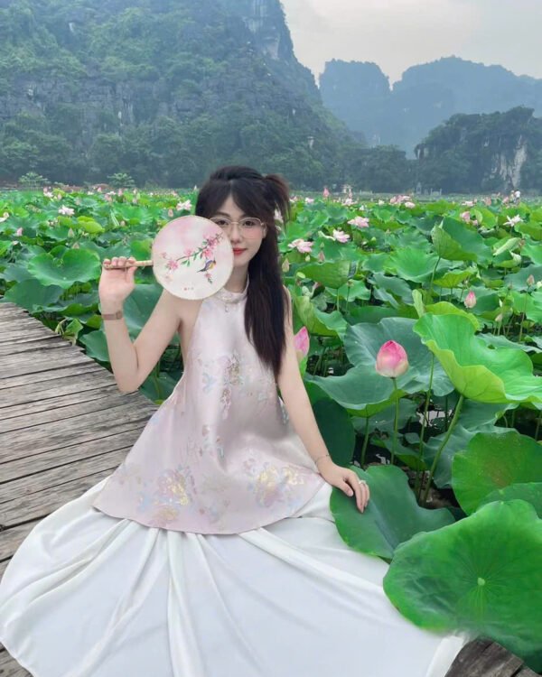 Cho Thuê Set Yếm Gấm Hoa Nổi Hồng Nhạt Váy Trắng