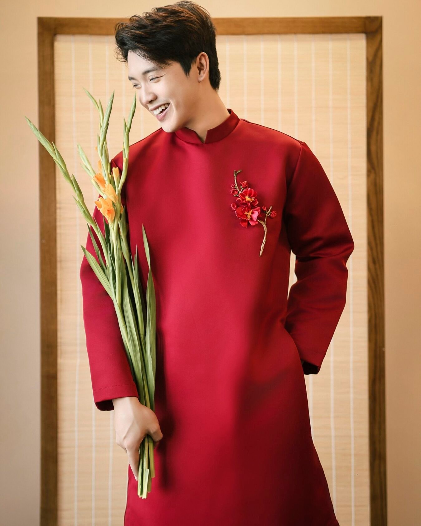 Cho Thuê Áo Dài Nam Đính Hoa Đỏ OAO (Có Bigsize)