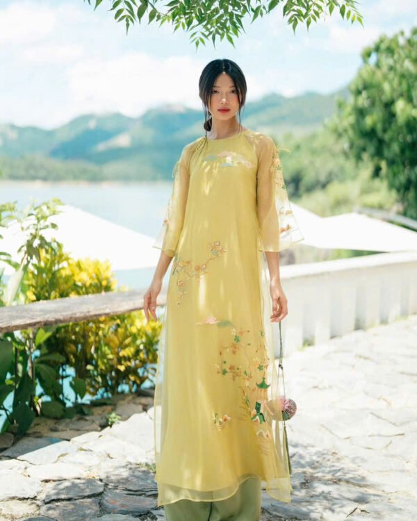 Cho Thuê Áo Dài Cổ Tròn Thêu Mây Vàng