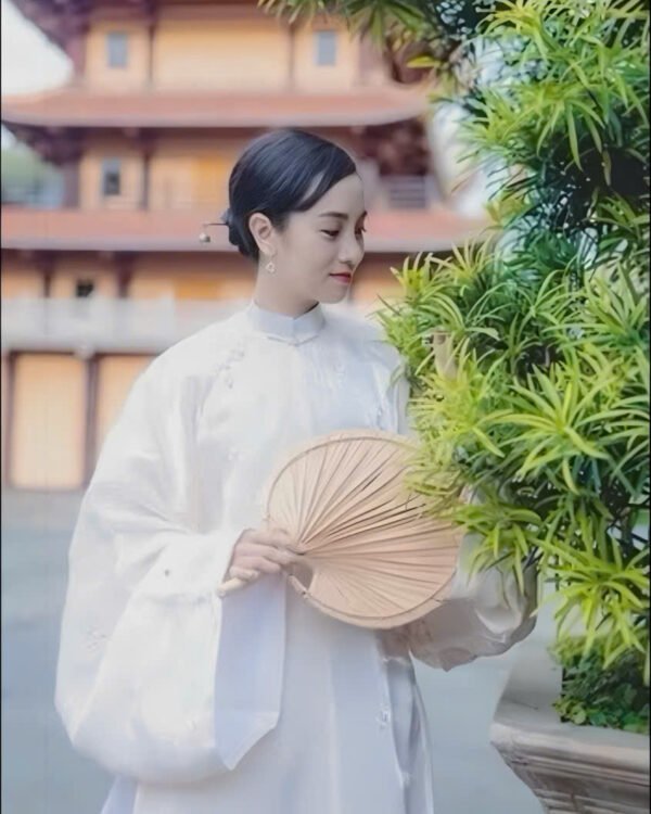 Cho Thuê Áo Tấc Nữ Tay Thụng Thêu Hoa Tơ Sống Trắng (Kèm Mấn)