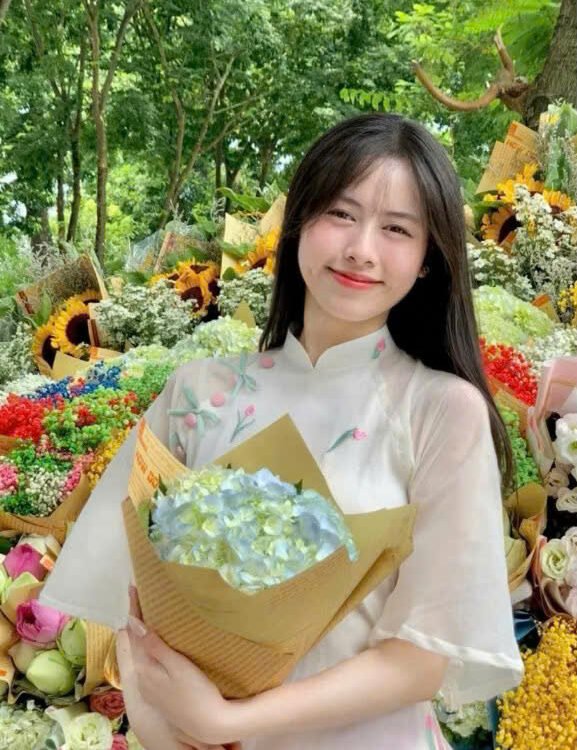 Cho Thuê Áo Dài Ba Nơ Thêu Tulip Kem (Có Bigsize)