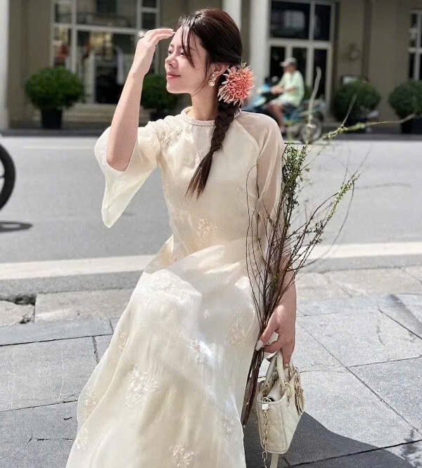 Cho Thuê Áo Dài Viền Cổ Thêu Hoa Nhụy Hồng Kem (Có Bigsize)