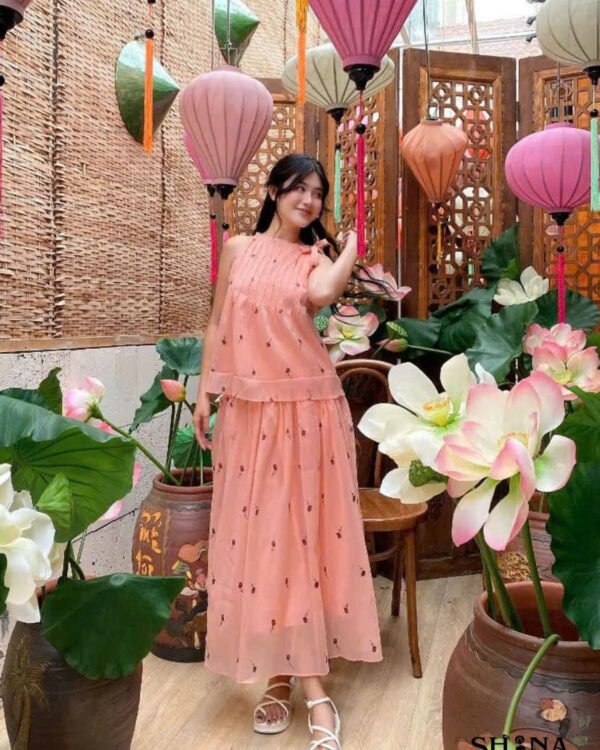 Cho Thuê Set Yếm Thêu Hoa Nhí Đỏ Shina Hồng