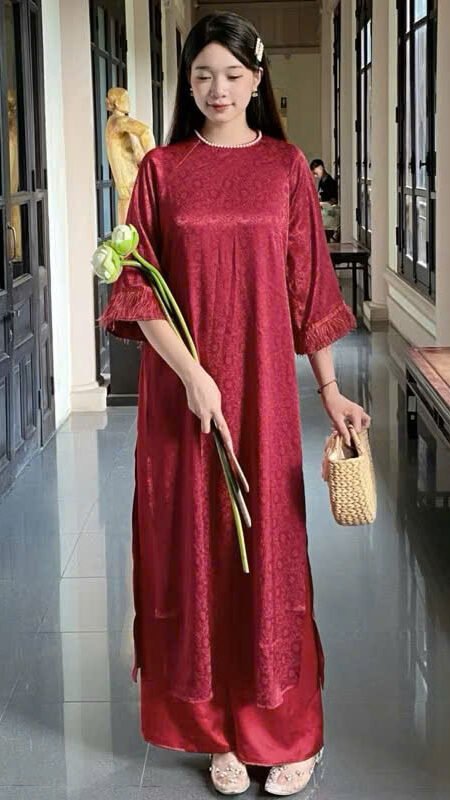 Cho Thuê Áo Dài Hoa Chìm Viền Lông Đỏ