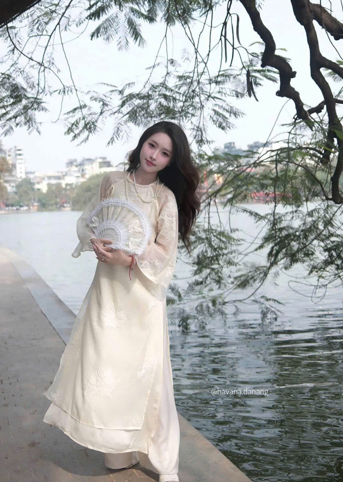 Cho Thuê Áo Dài Viền Cổ Hai Nơ Hoa Nổi Kem ( Có Bigsize )