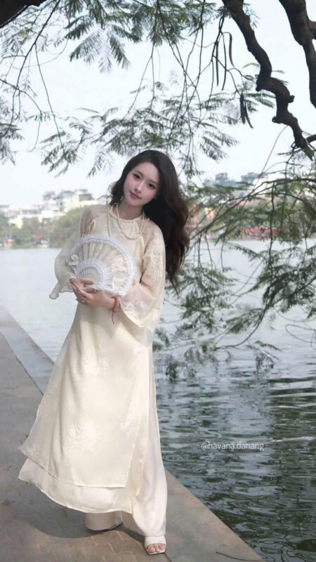 Cho Thuê Áo Dài Viền Cổ Hai Nơ Hoa Nổi Kem ( Có Bigsize )