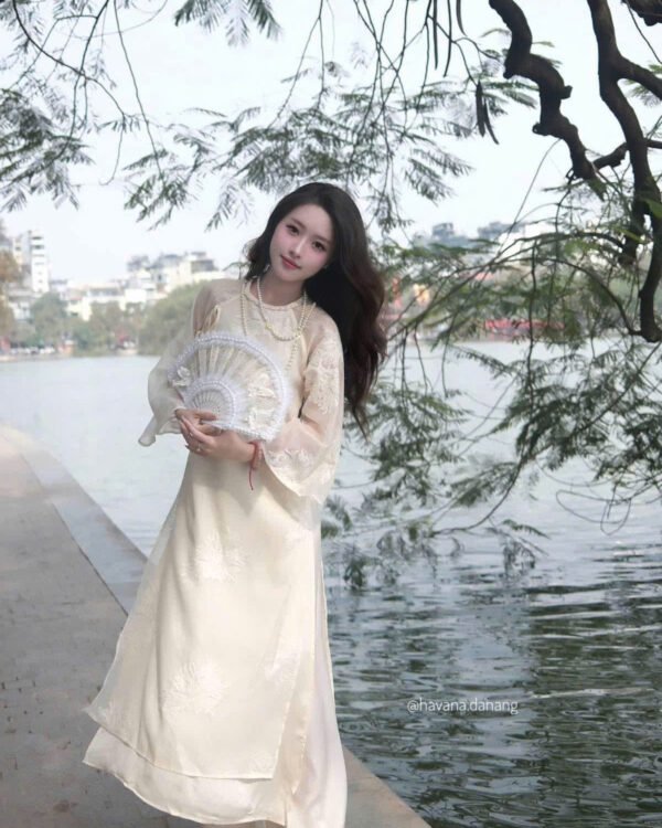 Cho Thuê Áo Dài Viền Cổ Hai Nơ Hoa Nổi Kem ( Có Bigsize )
