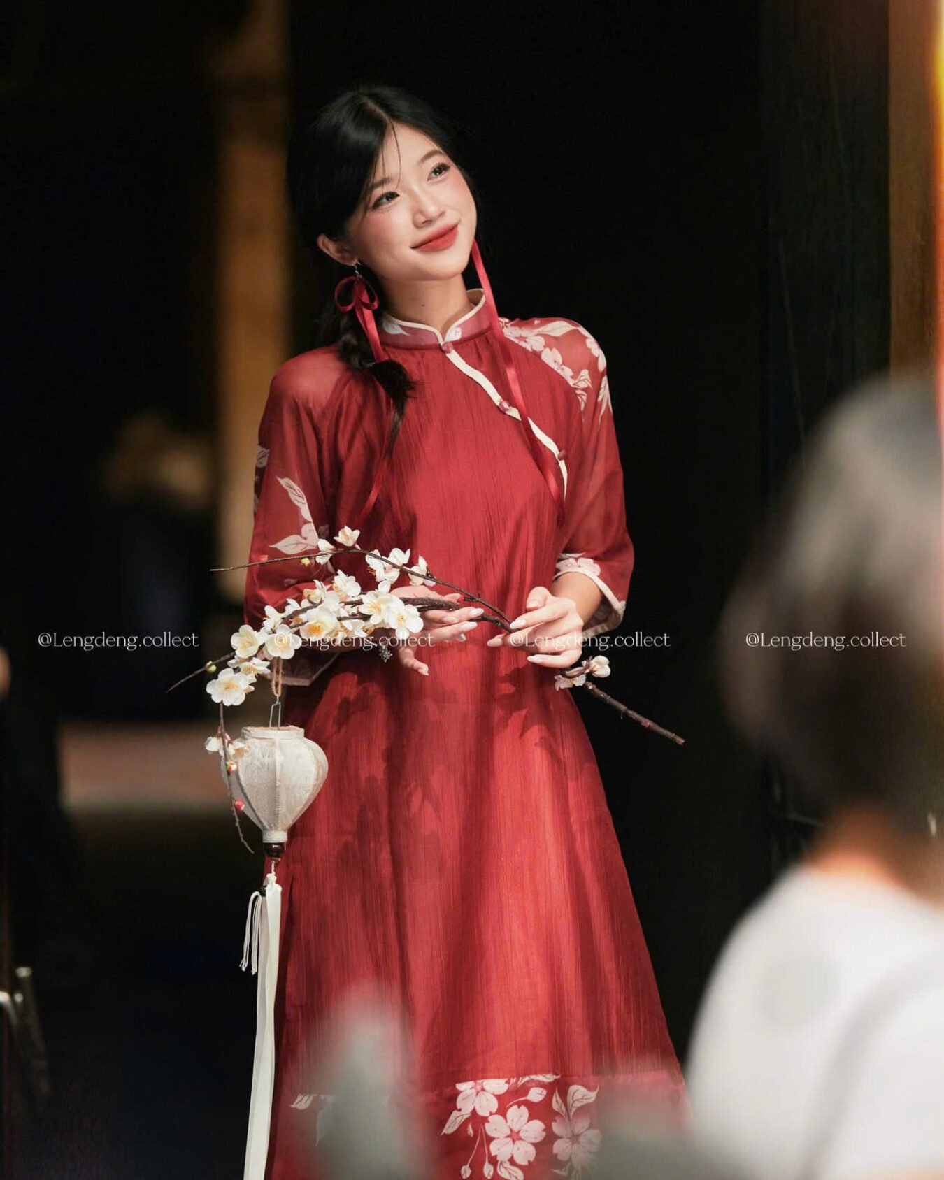 Cho Thuê Áo Dài Lengdeng Sơn Mài Hoa Trắng Đỏ