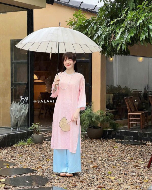 Cho Thuê Áo Dài Cổ Tròn Hoa Chìm Viền Xanh Hồng