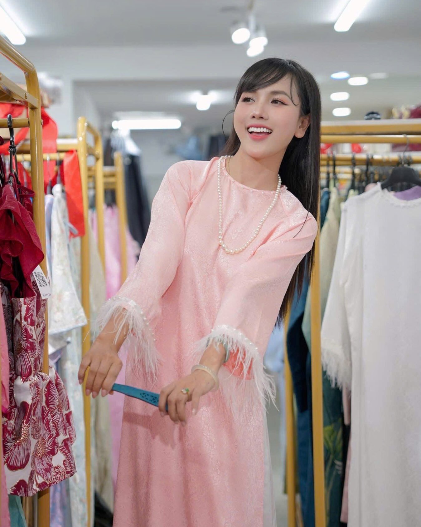Cho Thuê Áo Dài Hoa Chìm Viền Lông Trắng Hồng ( Có Bigsize )