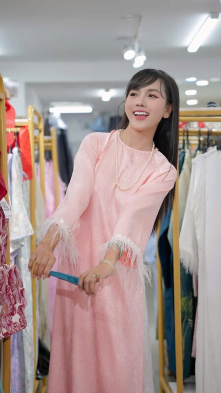 Cho Thuê Áo Dài Hoa Chìm Viền Lông Trắng Hồng ( Có Bigsize )