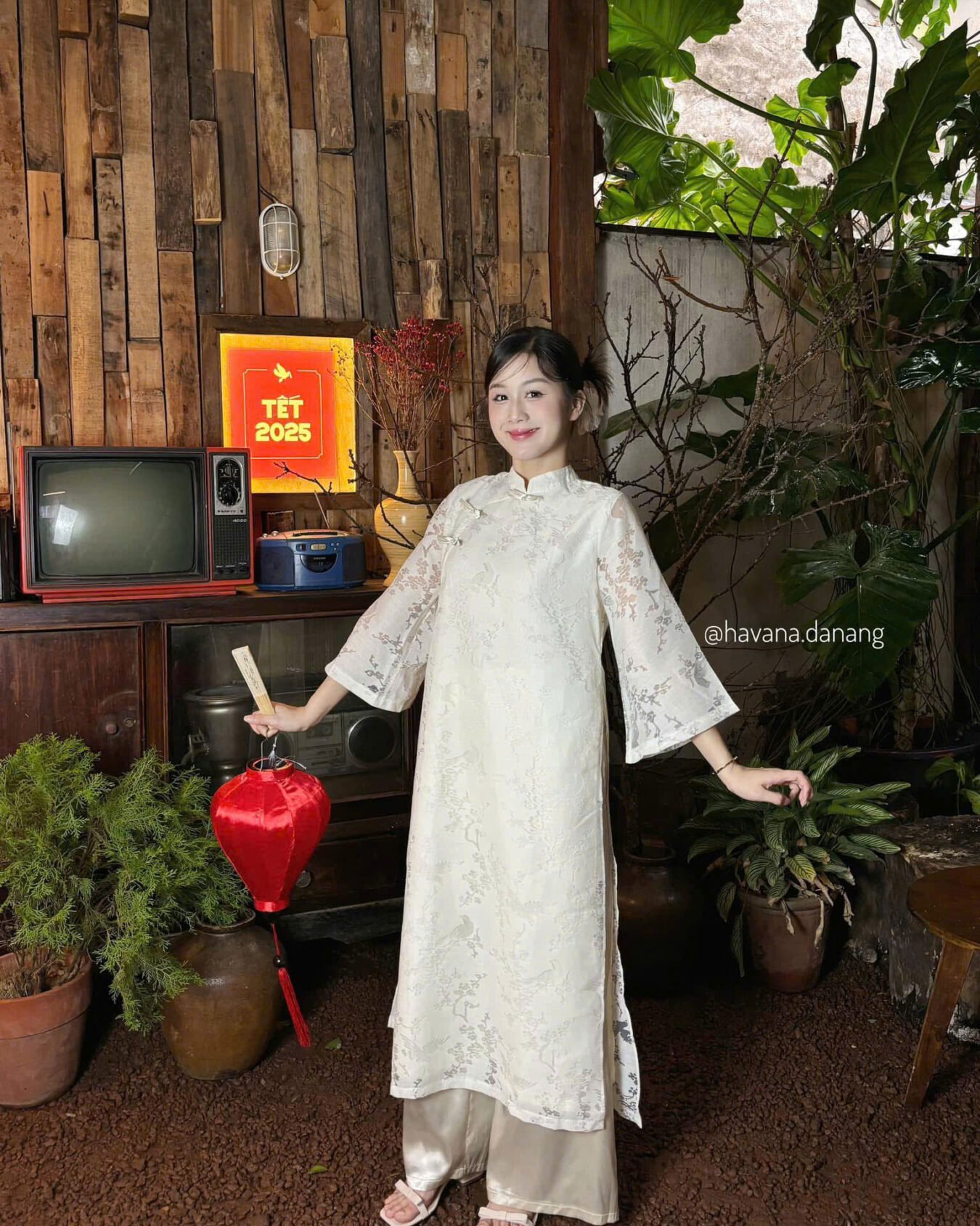 Cho Thuê Áo Dài Khảm Vân Nổi Kem HVN