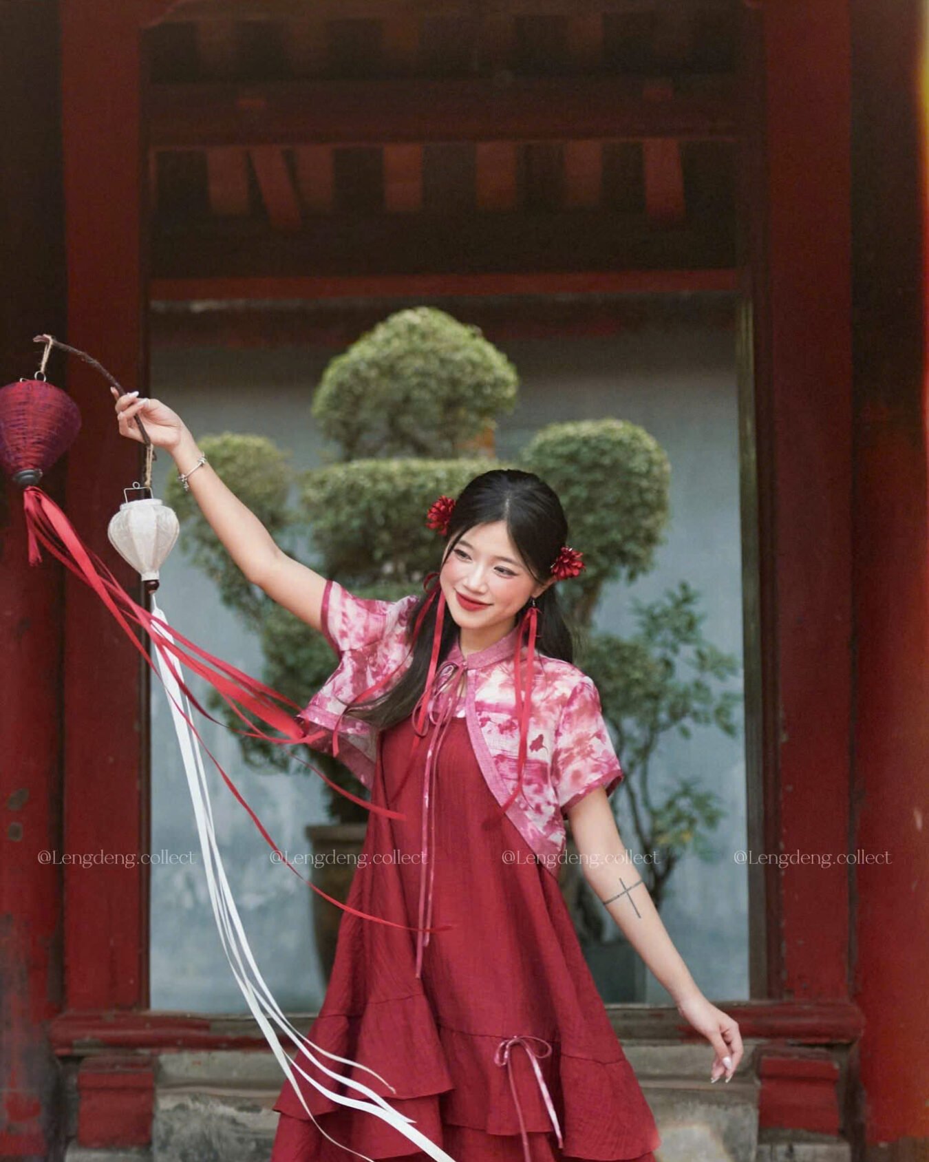 Cho Thuê Yếm Lengdeng Sơn Mài Kèm Áo Khoác Đỏ