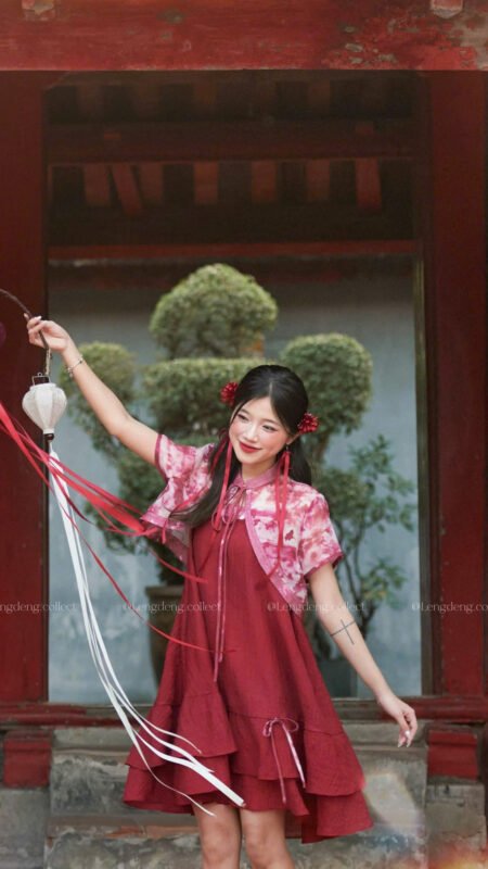 Cho Thuê Yếm Lengdeng Sơn Mài Kèm Áo Khoác Đỏ