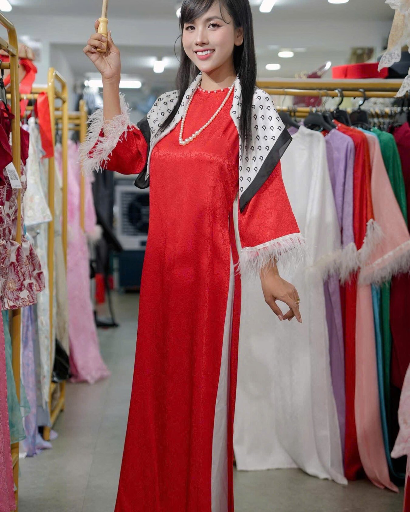 Cho Thuê Áo Dài Hoa Chìm Viền Lông Trắng Đỏ ( Có Bigsize )