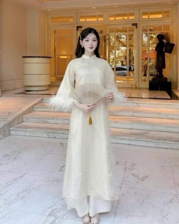 Cho Thuê Áo Dài Viền Lông Tay Kem
