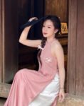 Cho Thuê Yếm Dài Thêu Hoa Hồng