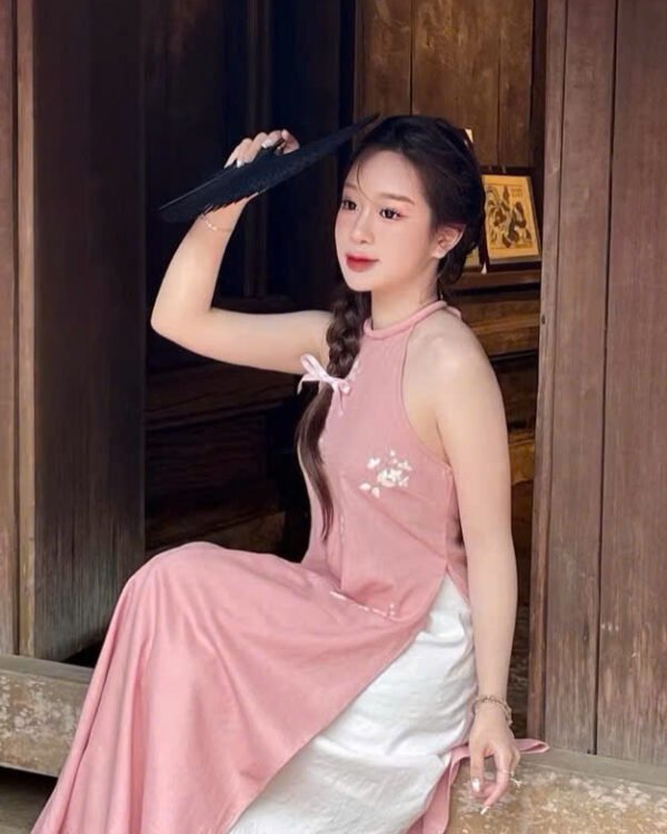 Cho Thuê Yếm Dài Thêu Hoa Hồng