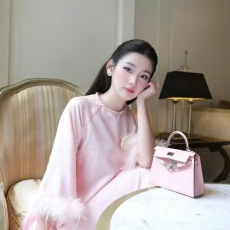 Cho Thuê Áo Dài Hạ Đình Viền Lông Hoa Ngực Hồng