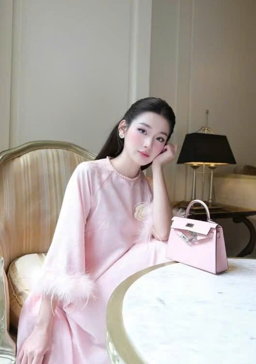 Cho Thuê Áo Dài Hạ Đình Viền Lông Hoa Ngực Hồng