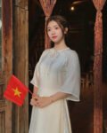 Cho Thuê Áo Dài Cổ Tròn Đính Ngọc Trai Hai Bên Kem