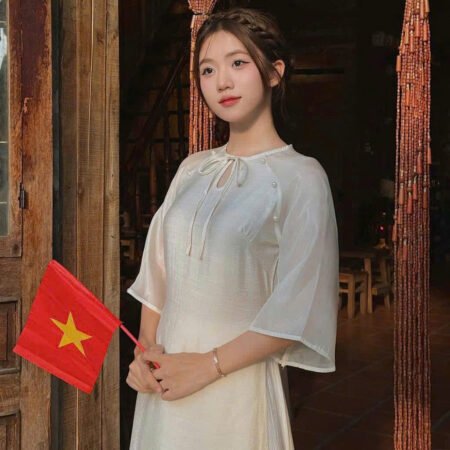 Cho Thuê Áo Dài Cổ Tròn Đính Ngọc Trai Hai Bên Kem