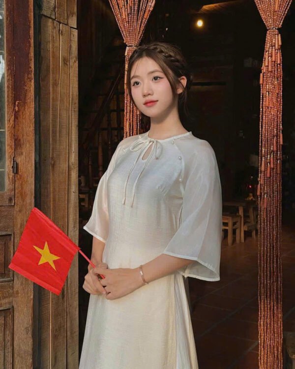 Cho Thuê Áo Dài Cổ Tròn Đính Ngọc Trai Hai Bên Kem