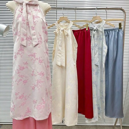 Cho Thuê Yếm Dài Thêu Hoa Nổi Cột Nơ Cổ Hồng