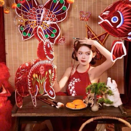 Cho Thuê Yếm Dài Thêu Hoa Đỏ