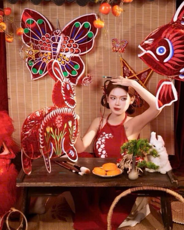 Cho Thuê Yếm Dài Thêu Hoa Đỏ
